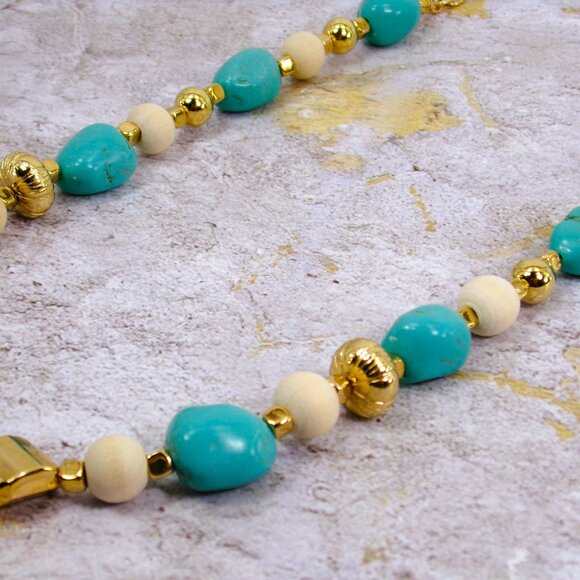 Turquoise stone necklace mixed with white wood beads and gold beads. - Picture 11 of 12